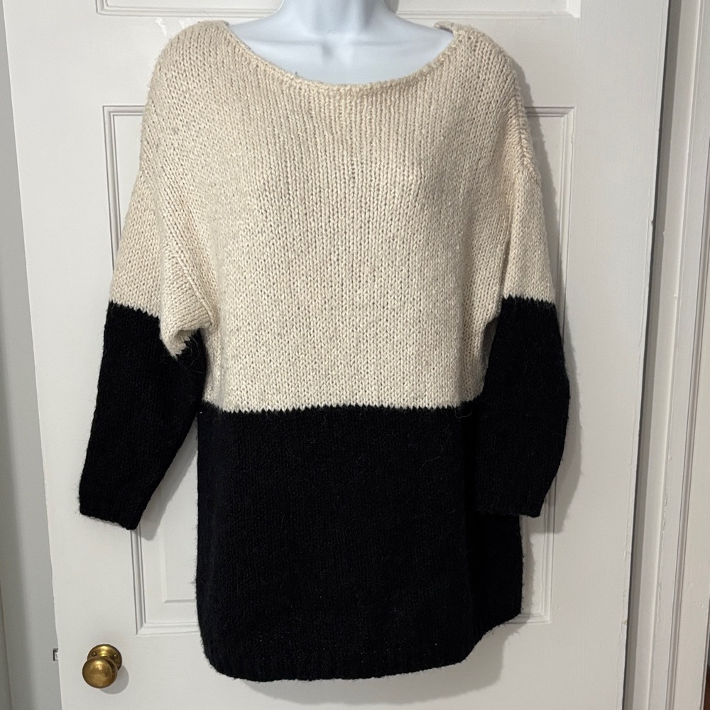 Alice + Olivia Black and Cream Crew Neck Sweater xs